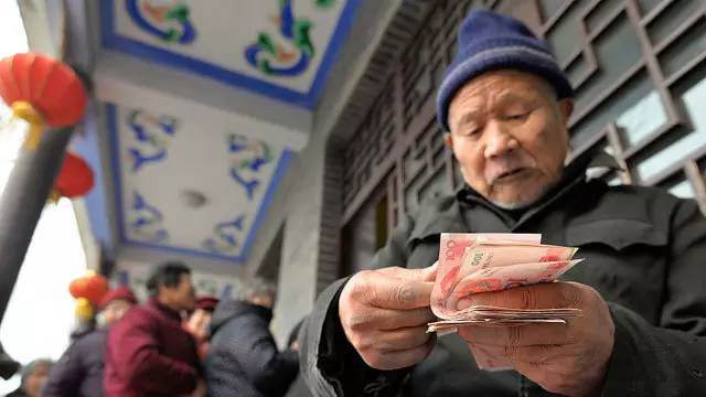 養老金能領(lǐng)多少錢(qián)？又一省公布養老金調整辦法，高齡退休人員有福了